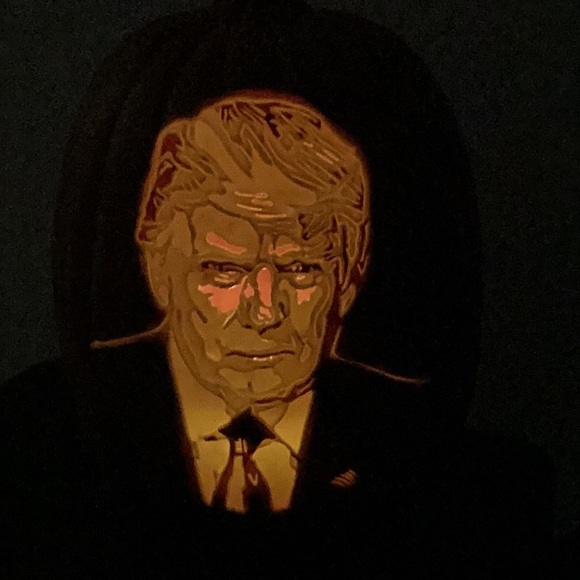 Donald trump illuminated carved pumpkin - Picture 6 of 7